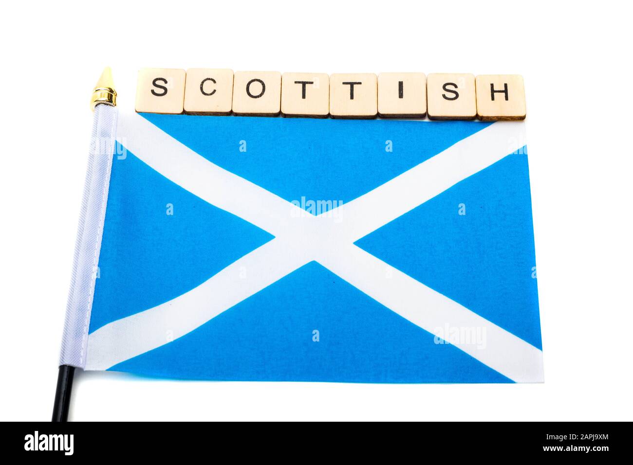 Die Nationalflaggen Schottlands, der Saltaire oder das Kreuz von St Andrews auf weißem Grund mit einem Schild, das schottisch liest Stockfoto