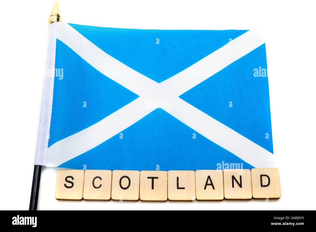 Die Nationalflaggen Schottlands, der Saltaire oder das Kreuz von St Andrews auf weißem Hintergrund mit einem Schild, das Schottland liest Stockfoto