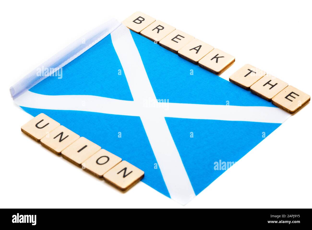 Die Nationalflaggen Schottlands, der Saltaire oder das Kreuz von St Andrews auf weißem Grund mit einer Zeichenlesung Brechen Die Union Stockfoto