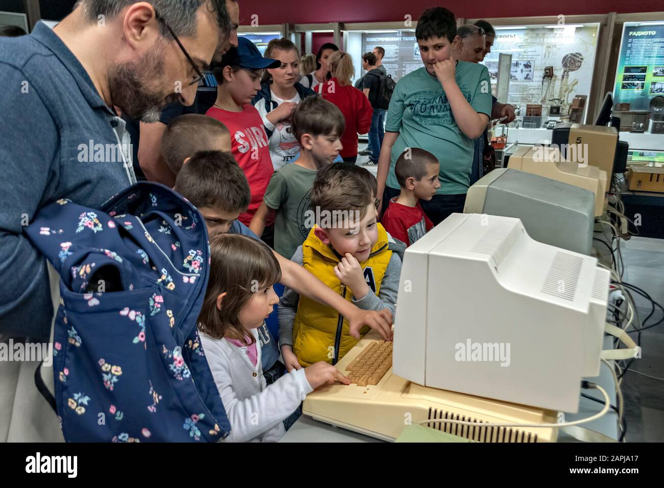 Kinder spielen auf alten Computern im technischen Museum;Sofia, Bulgarien; Stockfoto
