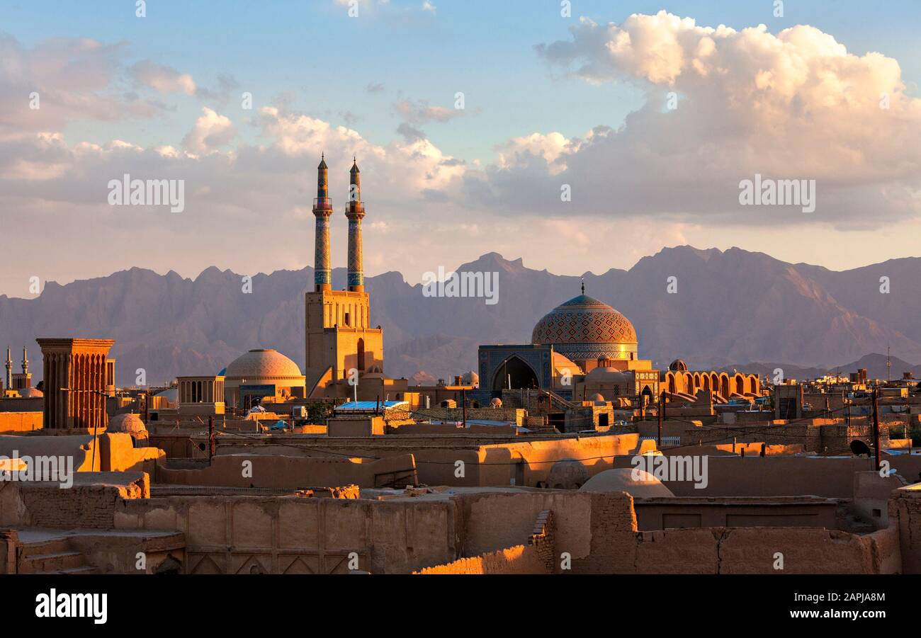 Sonnenuntergang über der Stadt Yazd mit den Minaretten und der Kuppel der Jameh-Moschee, Iran Stockfoto