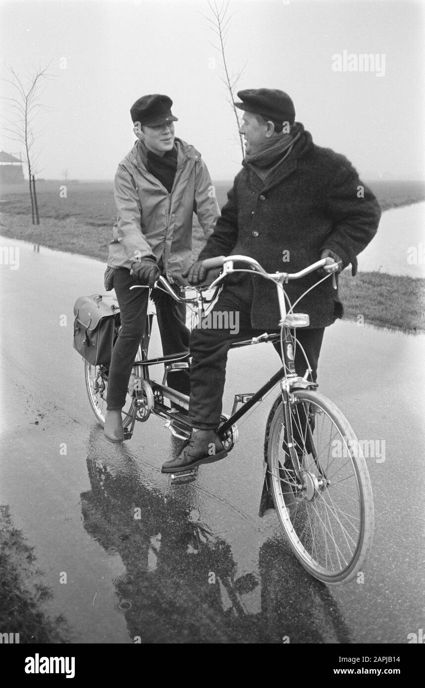 Delfzijl / Amsterdam v.v. auf dem Tandem Vater und Sohn Blue auf dem Tandem Datum: 11. januar 1969 Ort: Amsterdam, Delfzijl Schlüsselwörter: Tandems Stockfoto