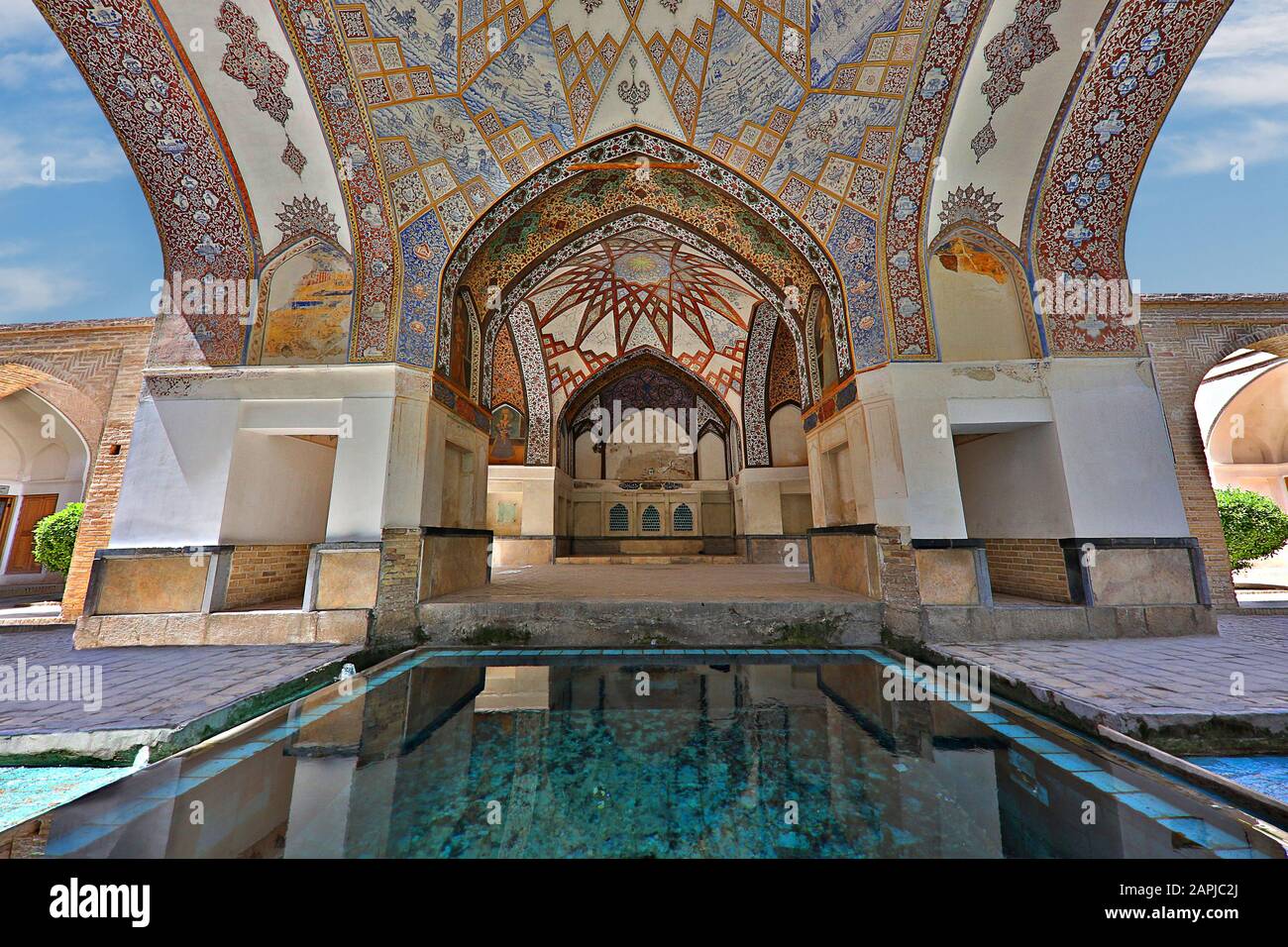 Farbenfrohe Deckendekoration in den Fin Gardens, in der Stadt Kashan, Iran Stockfoto Farbenfrohe Deckendekoration in den Fin Gardens, in der Stadt Kashan, Iran Stockfoto
