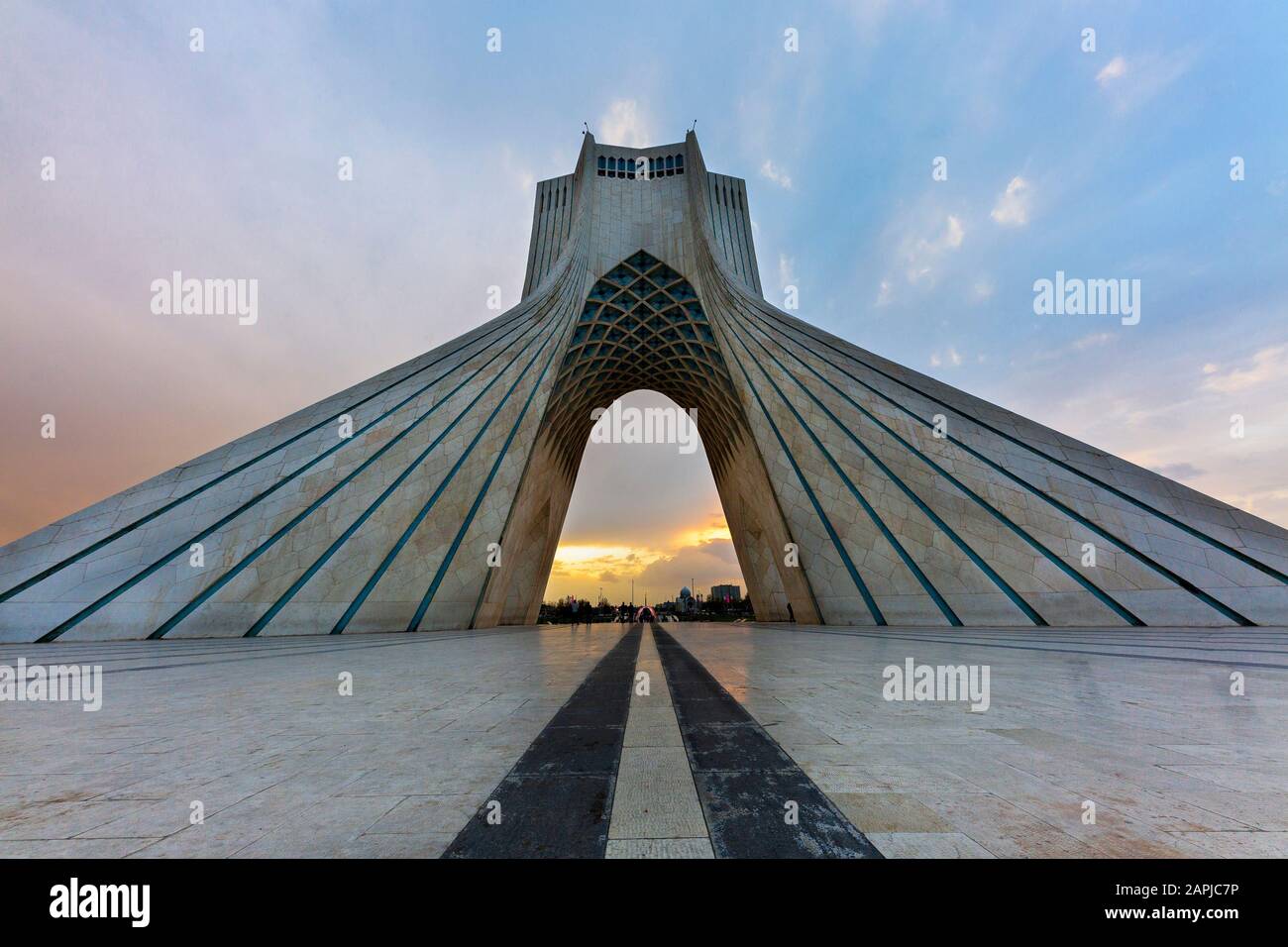 Azadi Tower bei Sonnenuntergang in Teheran, Iran Stockfoto