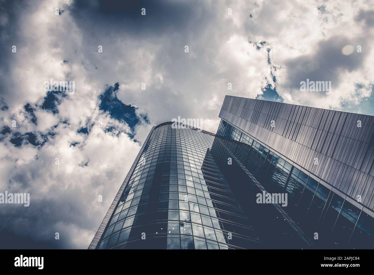 Bürogebäude bewölkt Himmel, Warschau, Polen Stockfoto