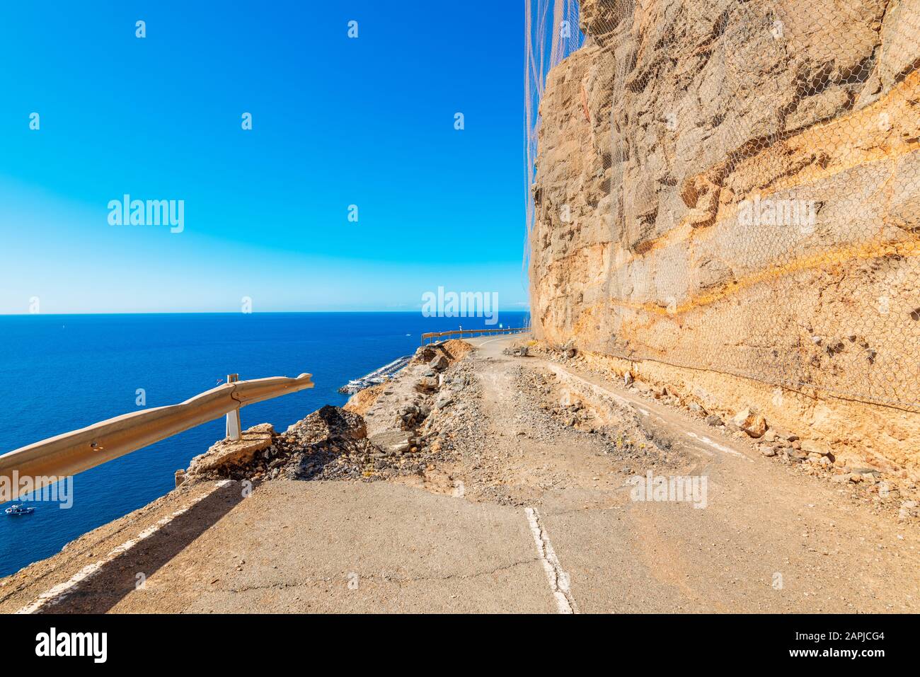 Zerbrochene Bergstraße auf Gran Canaria Spanien Stockfoto