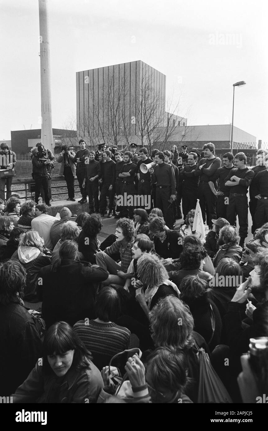 Demonstranten blockierten den Eingang des Atomkraftwerks Dedewaard Protesters and ME, Central Date: 28. März 1981 Standort: Deadwaard Keywords: Demonstranten, Atomkraftwerke Stockfoto