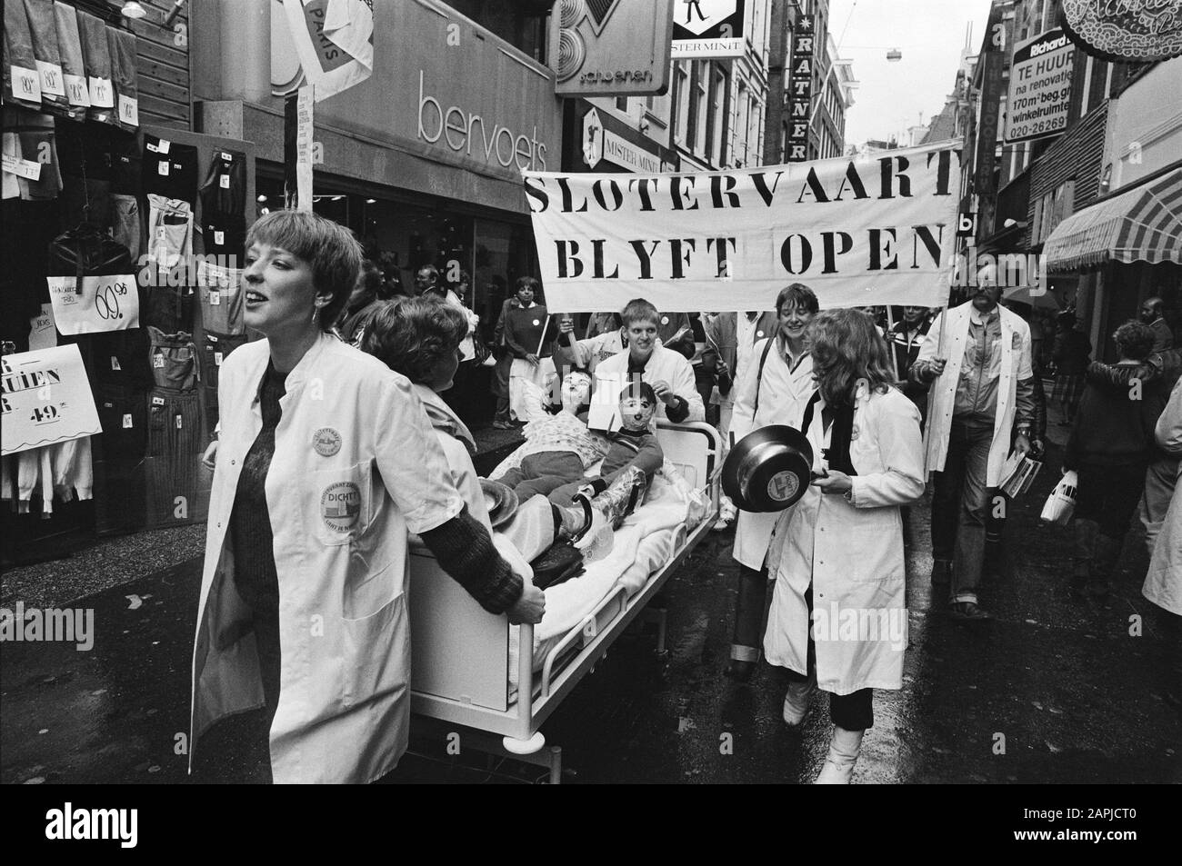 Demonstration gegen Schließung der Slotervaartziekenhuis Beschreibung: Demonstranten in der Kalverstraat Datum: 9. Oktober 1982 Ort: Amsterdam, Noord-Holland Schlüsselwörter: Demonstranten, Demonstrationen, Puppen, Banner, Krankenhausbetten, Krankenhausmitarbeiter Stockfoto