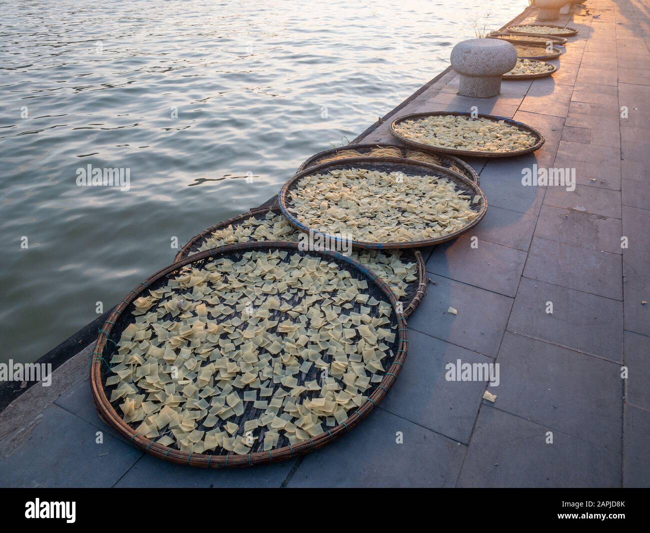 Cao Lau Noodle trocknet in Sonne am Flussufer in Hoi An Der Altstadt, Vietnam. Cao Lau wird aus speziellem Brunnenwasser und einem Gericht hergestellt, das nur in Hoi An zu finden ist Stockfoto