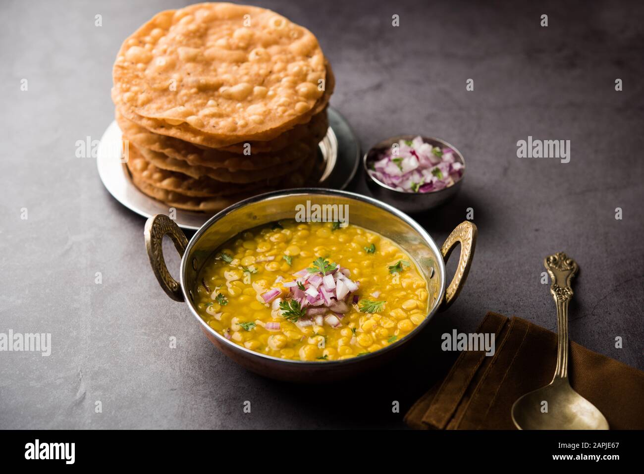 Dal pakwan ist ein authentisches Sindhi Frühstück. Es ist eine Kombination aus gebratenem, knusprigen und unpuffed Maida puris serviert mit Daal mit Chana oder spl gemacht Stockfoto