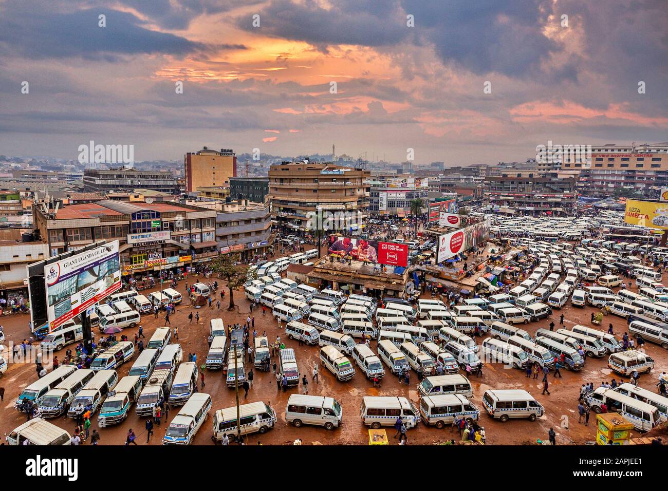 Blick über den zentralen Busbahnhof in Kampala, Uganda Stockfoto