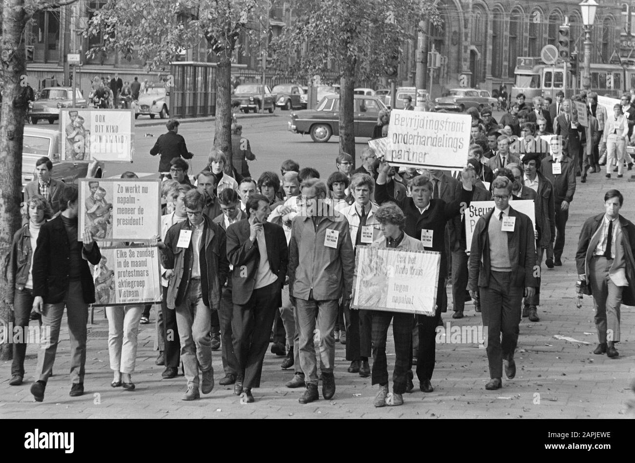 Silent Trek Action Group Vietnam in Amsterdam Beschreibung: Demonstranten auf dem Weg zum amerikanischen Generalkonsulat in Amsterdam Datum: 18. September 1966 Ort: Amsterdam, Noord-Holland Schlüsselwörter: Aktionsgruppen, Demonstrationen Stockfoto