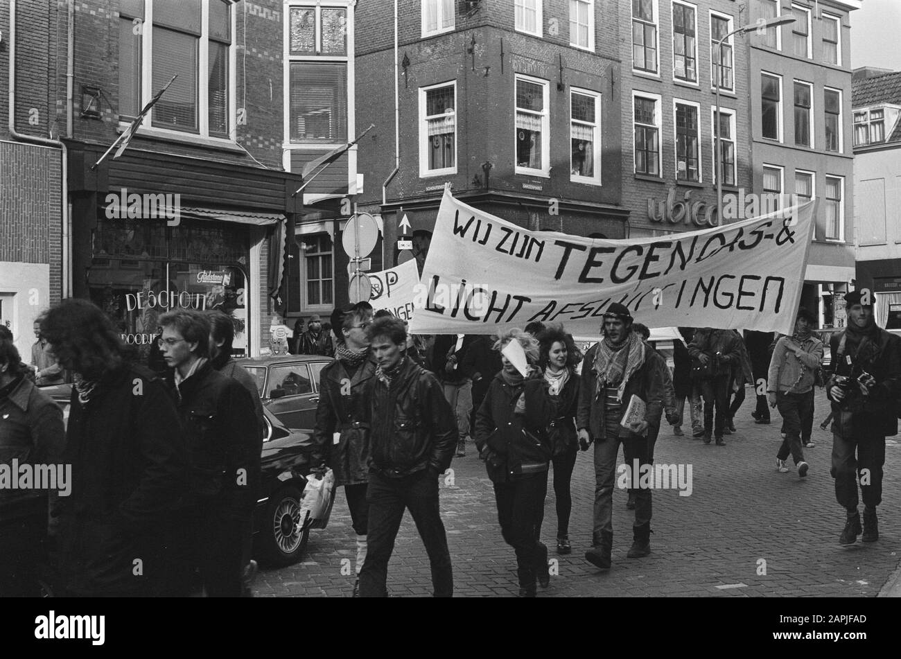 In Utrechter demonstrierte Gegengas gegen die hohen Gaspreise und die Abschaltung des Gases Beschreibung: Protesters Datum: 7. Februar 1986 Ort: Utrechter (Provinz), Utrechter (Stadt) Schlüsselwörter: Erdgas, Demonstrationen, Banner Stockfoto