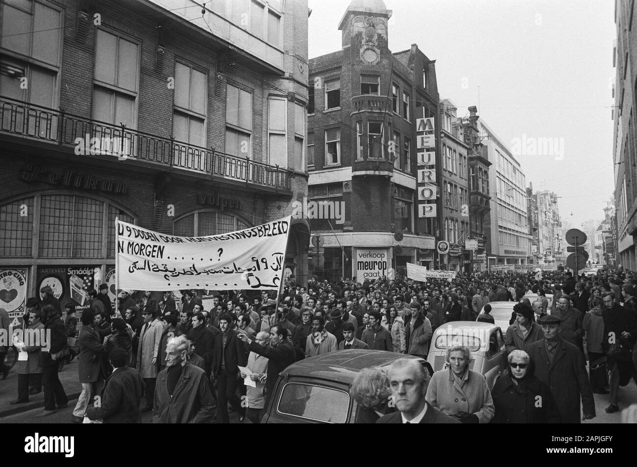Demonstration von Einwanderern gegen arme Arbeiter, die in A'dam eingewandert sind; Demonstranten mit Bannern in der Amstelstraat Datum: 12. Dezember 1970 Ort: Amsterdam, Noord-Holland Schlüsselwörter: Demonstranten, Demonstrationen, Immigrantenarbeiter, Prozession Stockfoto