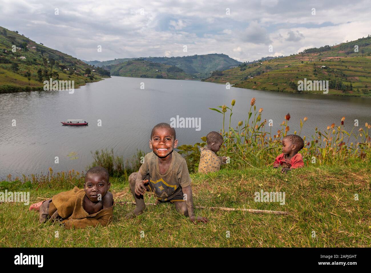 Pygmäenkinder des Stammes der Batwa mit dem Bunyonyi-See im Hintergrund, Uganda Stockfoto