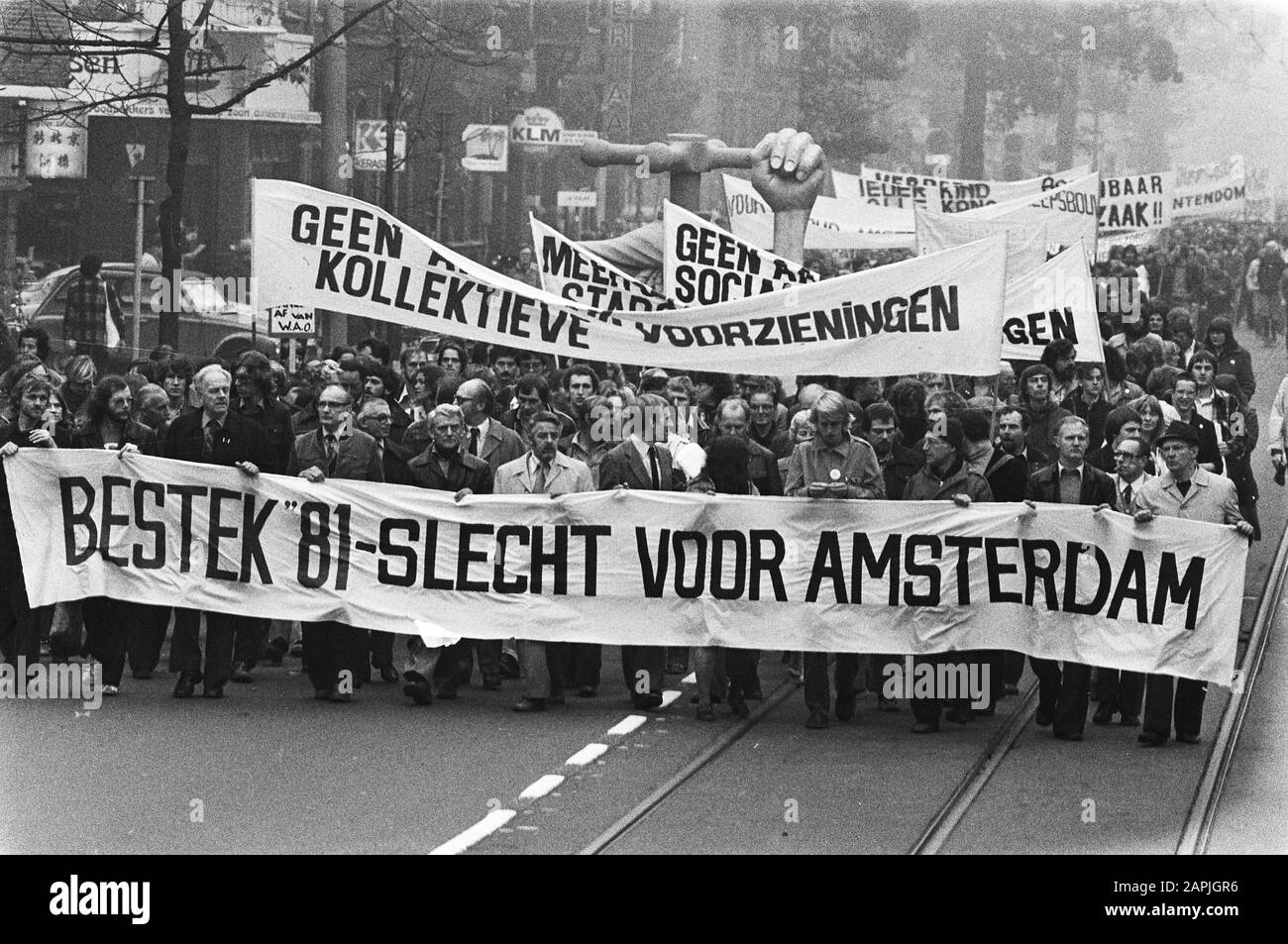 Demonstration in Amsterdam unter dem Motto Besteck 81 ist schlecht für Amsterdam; Demonstranten auf dem Weg in Nebel Datum: 14. Oktober 1978 Ort: Amsterdam, Noord-Holland Schlagwörter: Demonstrationen Stockfoto