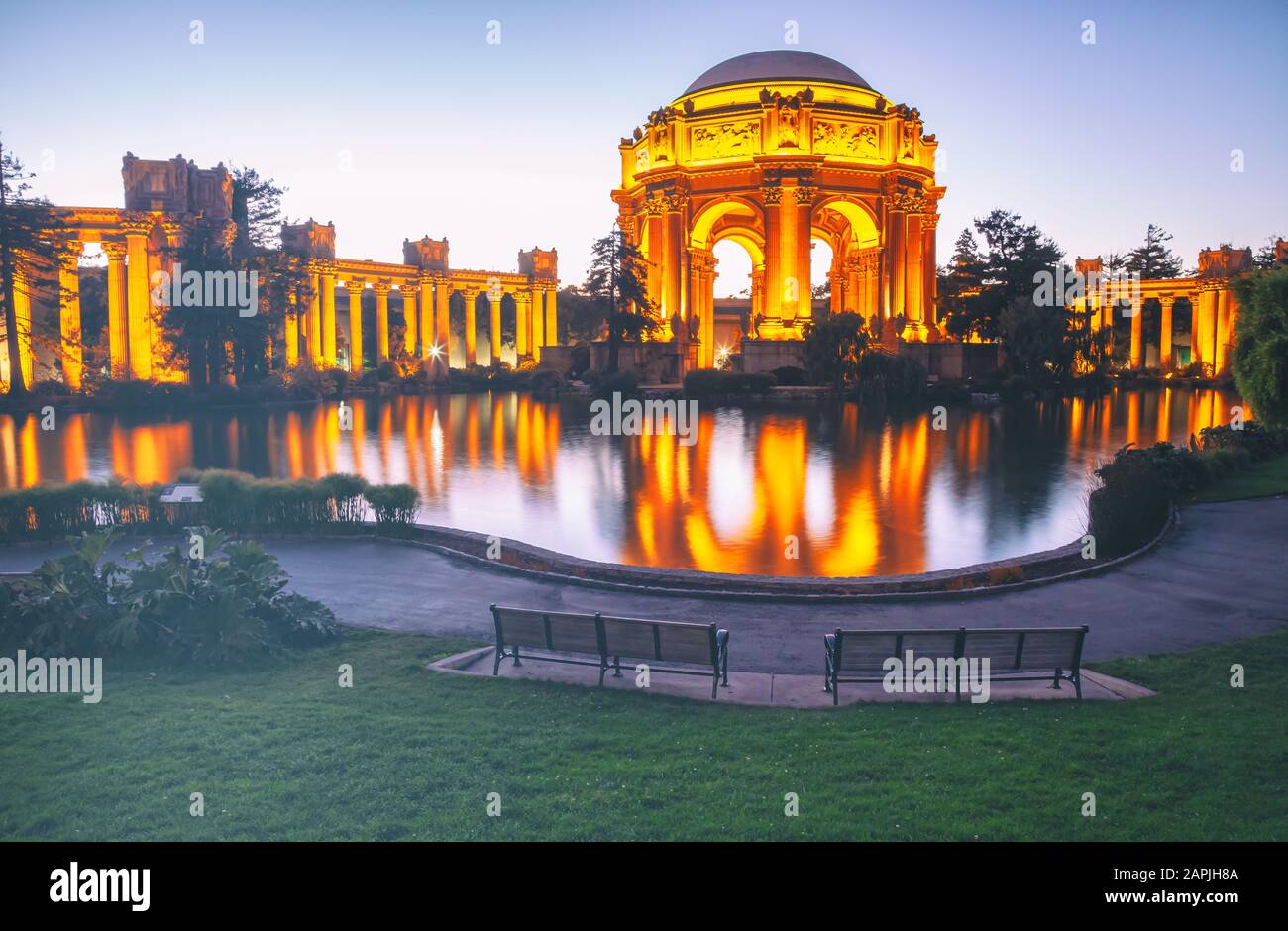 Palace of Fine Arts Structures und die umliegende Landschaft, San Francisco, Kalifornien, USA, bei Einbruch der Dunkelheit Stockfoto