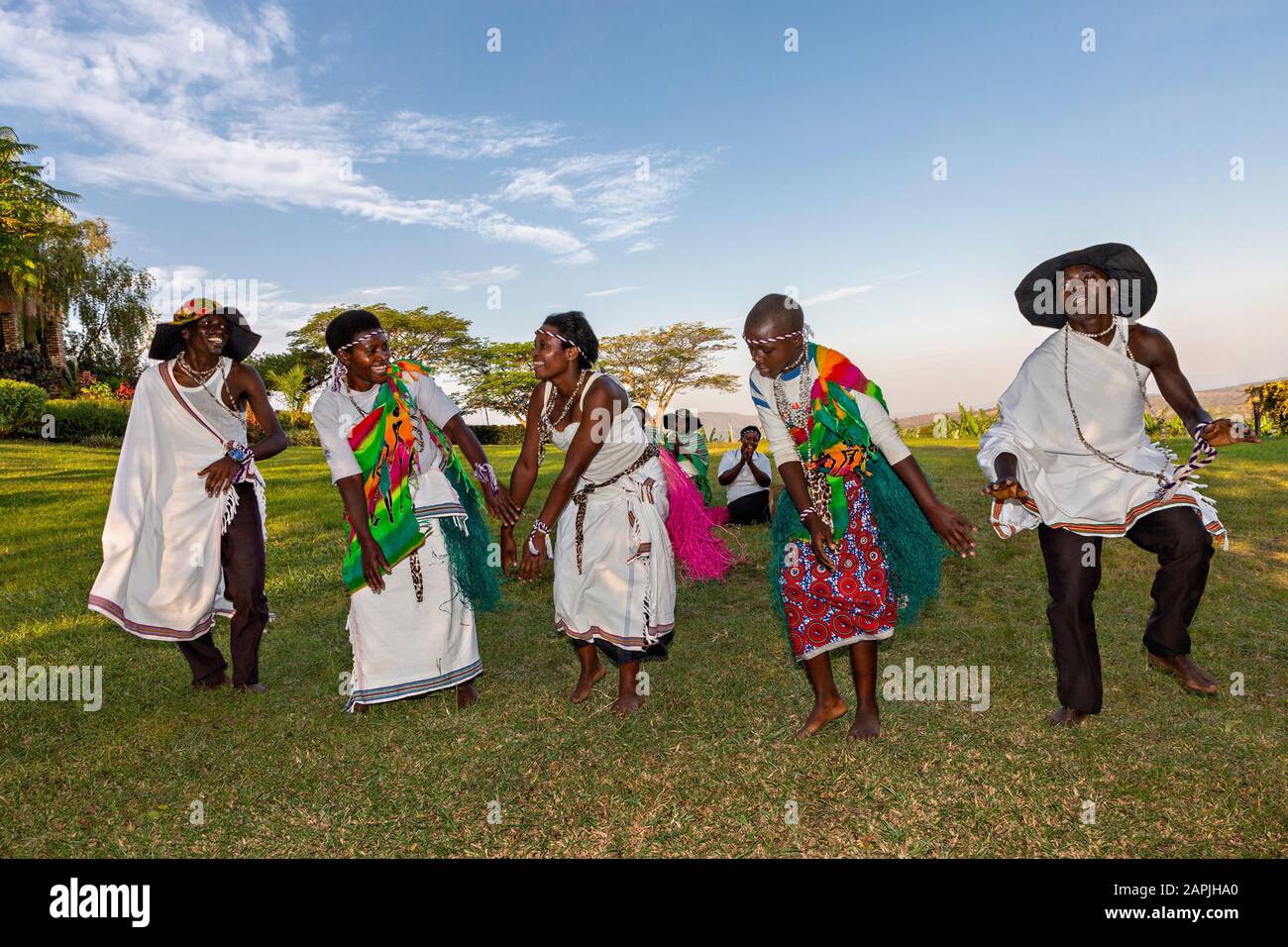 Stammesangehörige führen in Kitwa, Uganda, lokalen Tanz auf Stockfoto