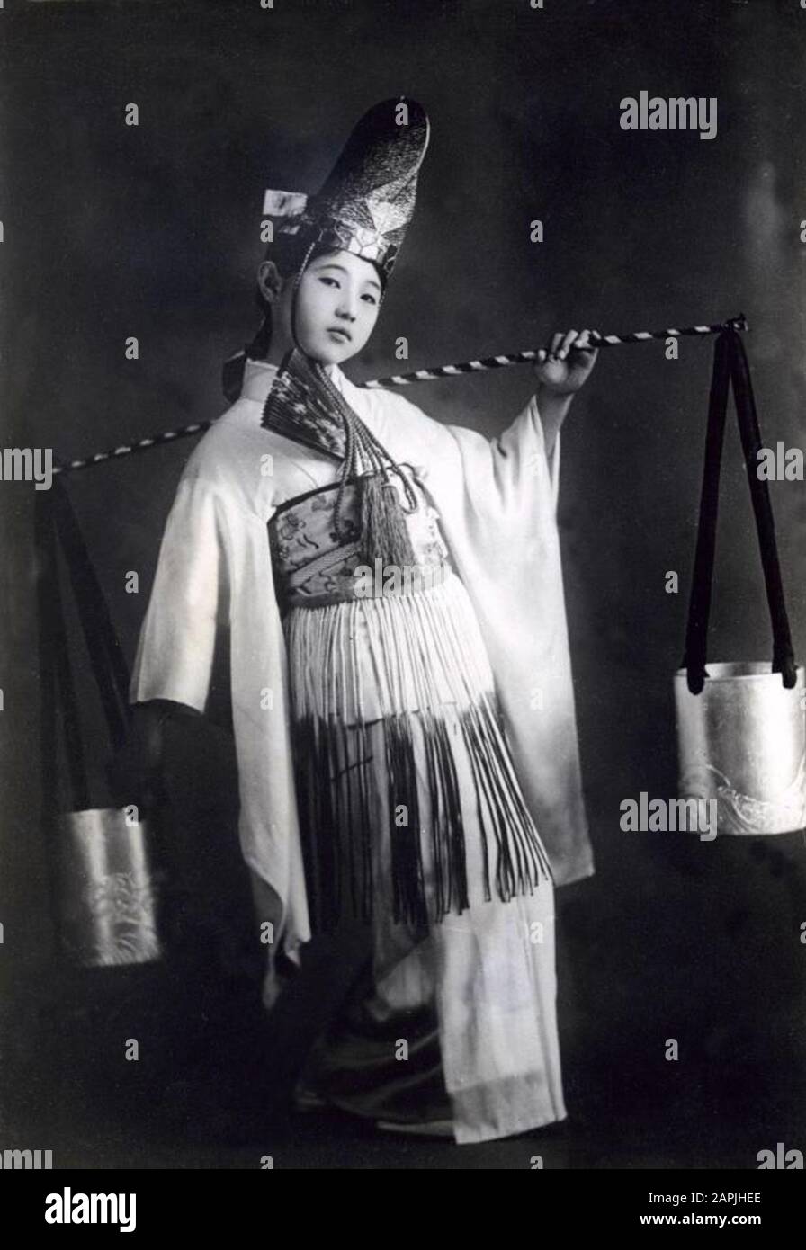 Eine japanische Tänzerin in historischer Kleidung mit einer Art Joch über ihrer Schulter, 1930. Stockfoto
