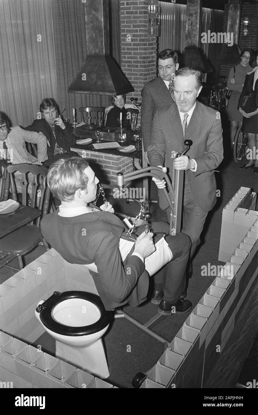 Demo Disabled Device, Erfinder David R. James demonstriert Gerätedatum: 29. Februar 1972 Schlüsselwörter: Geräte, deaktiviert, Produktdemonstrationen, Erfinder persönlicher Name: James David R. Stockfoto