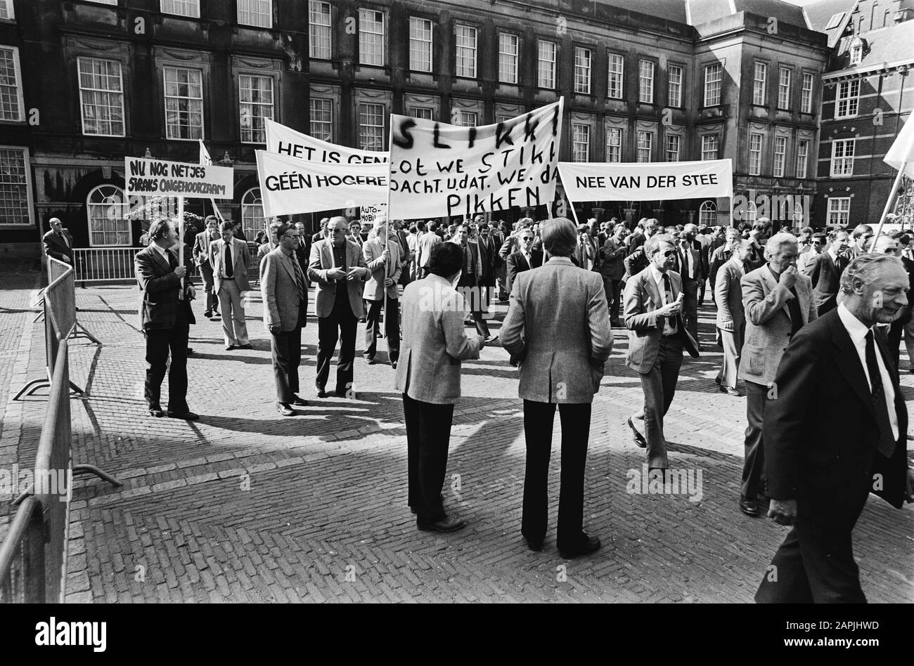 Demonstrationsmitglieder der Bovag zu höheren Autokosten auf dem Binnenhof; Protestierende Datum: 5. Juni 1980 Schlagwörter: Demonstranten, Demonstrationen Personenname: BOVAG Stockfoto