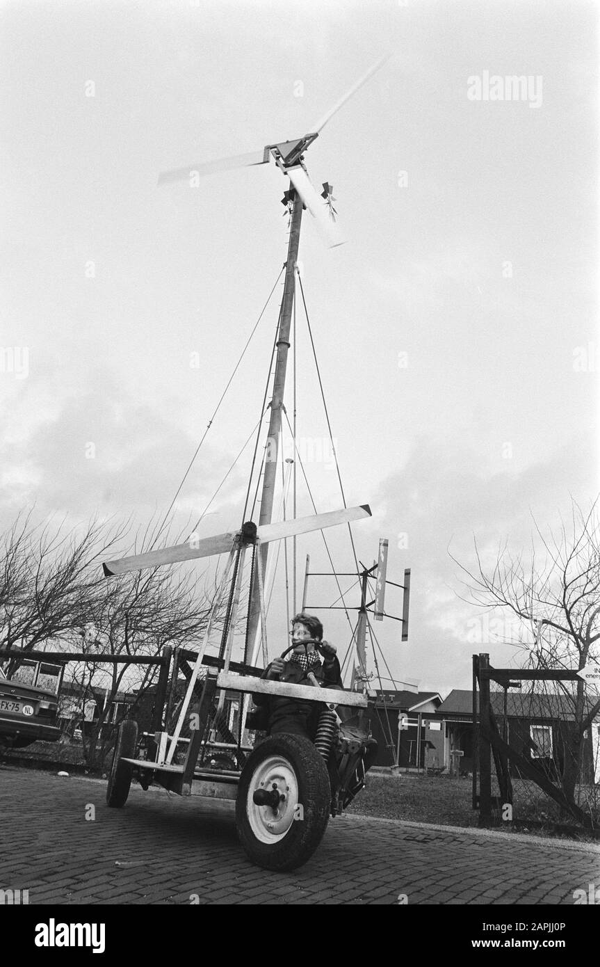 Windwagen und Windmühlen auf der Ausstellung Windweek'82 in Hoek van Holland Beschreibung: Demonstration mit dem Windwagen Datum: 20. dezember 1982 Standort: Hoek van Holland, Zuid-Holland Schlüsselwörter: Windmühlen, Ausstellungen, Transportmittel, Windenergie Stockfoto