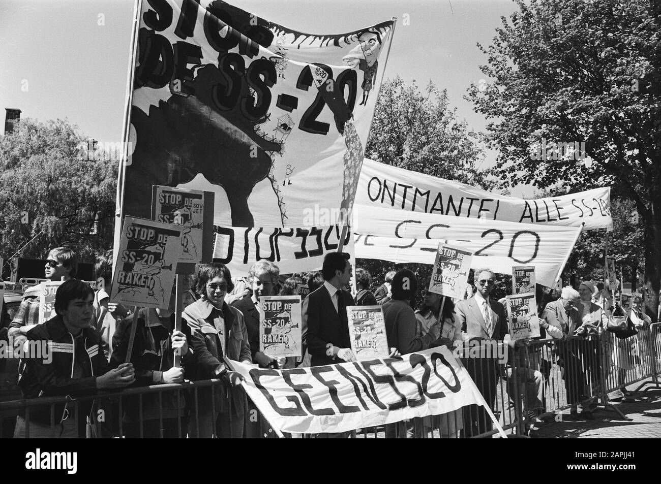 Demonstration für die russische Botschaft in den Haag gegen die Herstellung der SS 20-Rakete Beschreibung: Demonstration mit Bannern, auf denen der Text Alle SS-20 und SS-20 Demontieren Datum: 18. Mai 1979 Ort: Den Haag, Zuid-Holland Schlüsselwörter: Botschaften, Demonstrationen, Banner Stockfoto