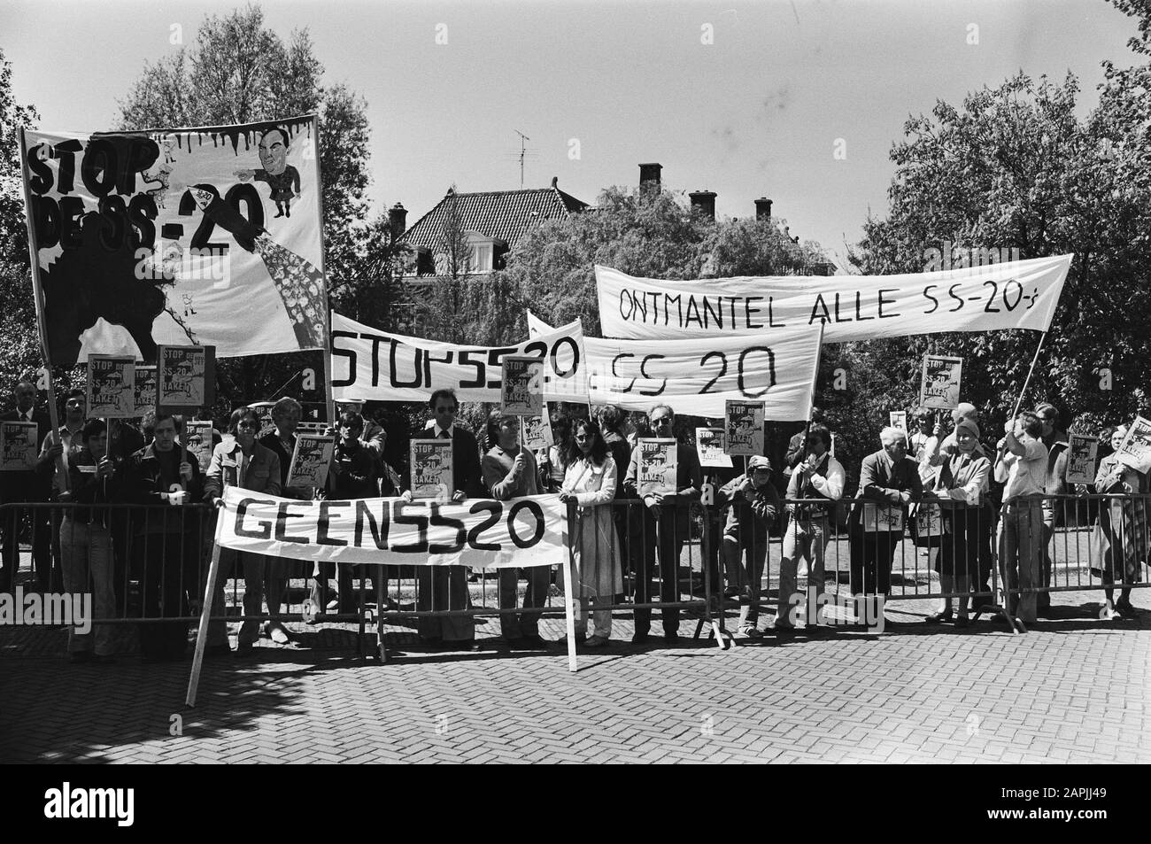 Demonstration für die russische Botschaft in den Haag gegen die Herstellung der SS 20-Rakete Beschreibung: Demonstration mit Bannern, auf denen der Text Alle SS-20 und SS-20 Demontieren Datum: 18. Mai 1979 Ort: Den Haag, Zuid-Holland Schlüsselwörter: Botschaften, Demonstrationen, Banner Stockfoto