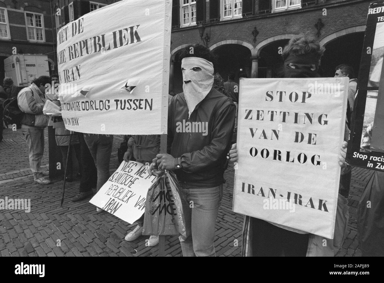 Demonstration am Binnenhof gegen den Krieg Iran Irak Datum: 20. Oktober 1987 Ort: Binnenhof, den Haag, Zuid-Holland Schlüsselwörter: Demonstrationen Stockfoto