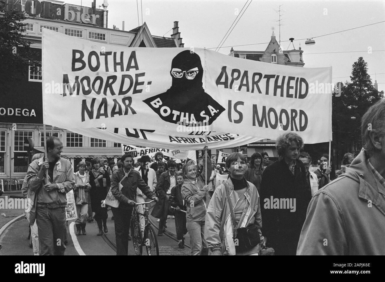 Demonstration gegen das Apartheid-Südafrika in Amsterdam; Banner mit Apartheid ist Morddatum: 8. september 1984 Ort: Amsterdam, Noord-Holland Schlüsselwörter: Demonstrationen, Banner Stockfoto