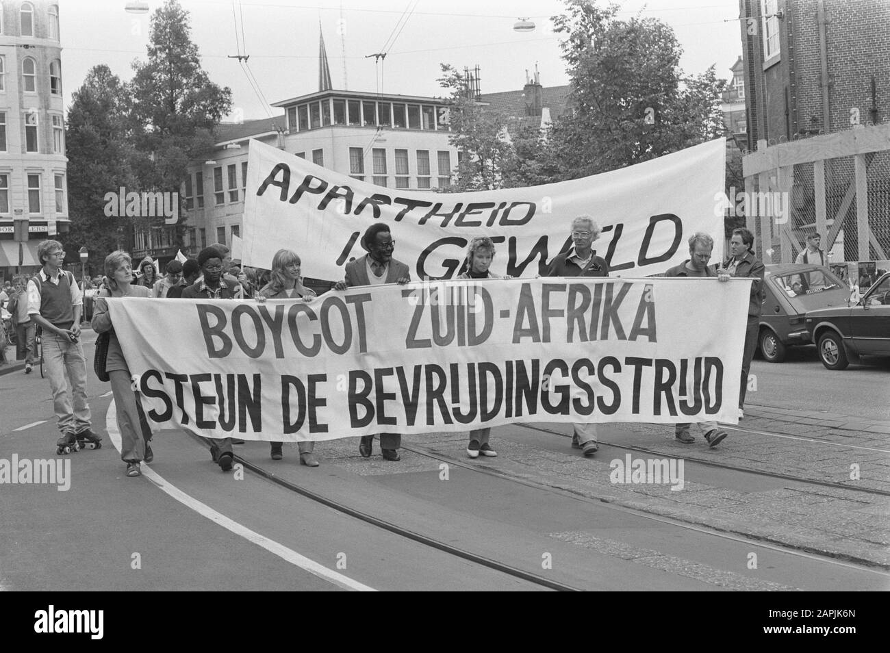 Demonstration gegen das Apartheid-Südafrika in Amsterdam; Demonstration am Wegedatum: 8. September 1984 Ort: Amsterdam, Noord-Holland Schlüsselwörter: Demonstrationen Stockfoto