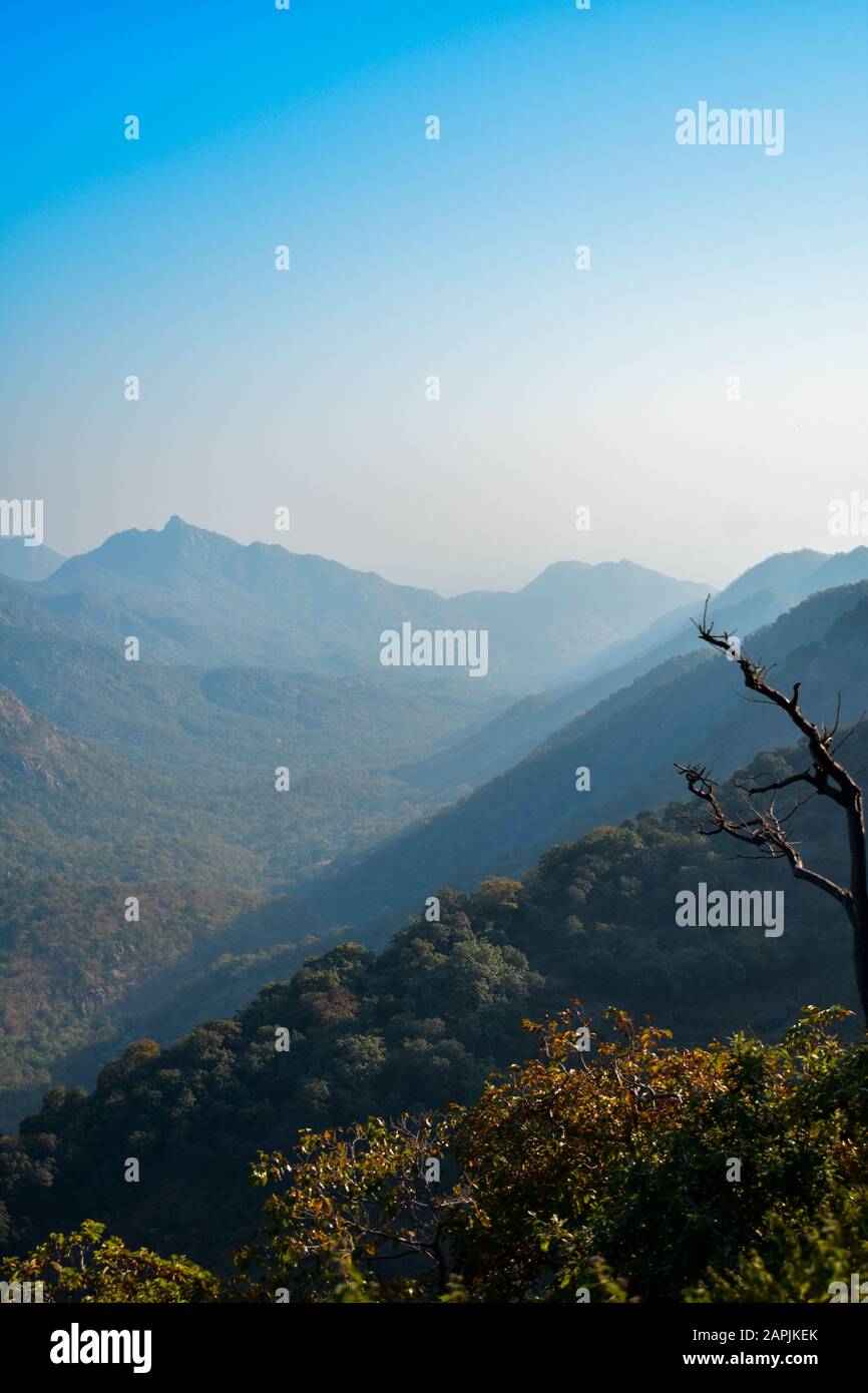Ein schöner Blick auf den Berg Abu in Rajasthan. Stockfoto