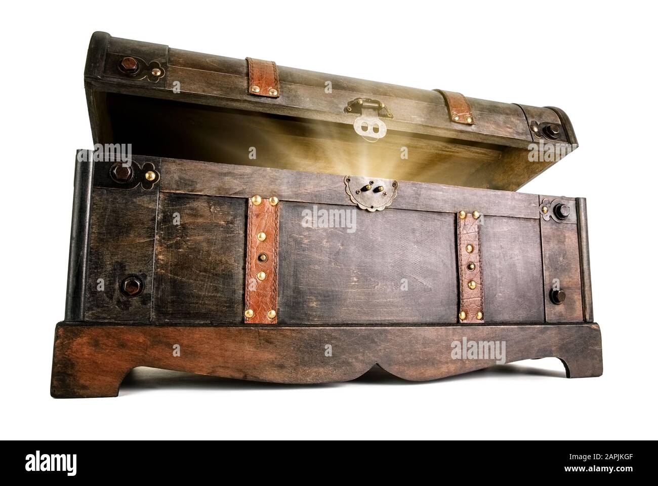 Vintage Treasure Chest öffnet sich, um ein leuchtendes, aber verborgenes Geheimnis zu enthüllen Stockfoto