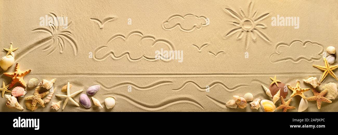 Das Zeichnen auf Sand illustriert eine entspannende Strandszene mit Meer, Palme und schönem Himmel, geschmückt mit Seesaschen Stockfoto