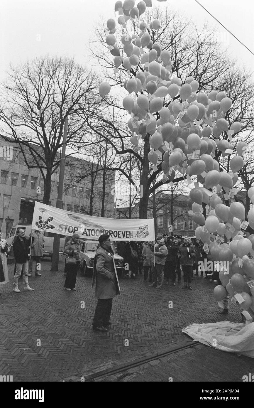 Demonstration gegen die Wiederaufnahme der unterirdischen Atomtests für die US-Botschaft in Den Haag Datum: 4. Februar 1987 Ort: Den Haag, Korte Voorhout, Zuid-Holland Schlüsselwörter: Botschaften, Luftballons, Demonstrationen, Atomwaffen, Banner Stockfoto