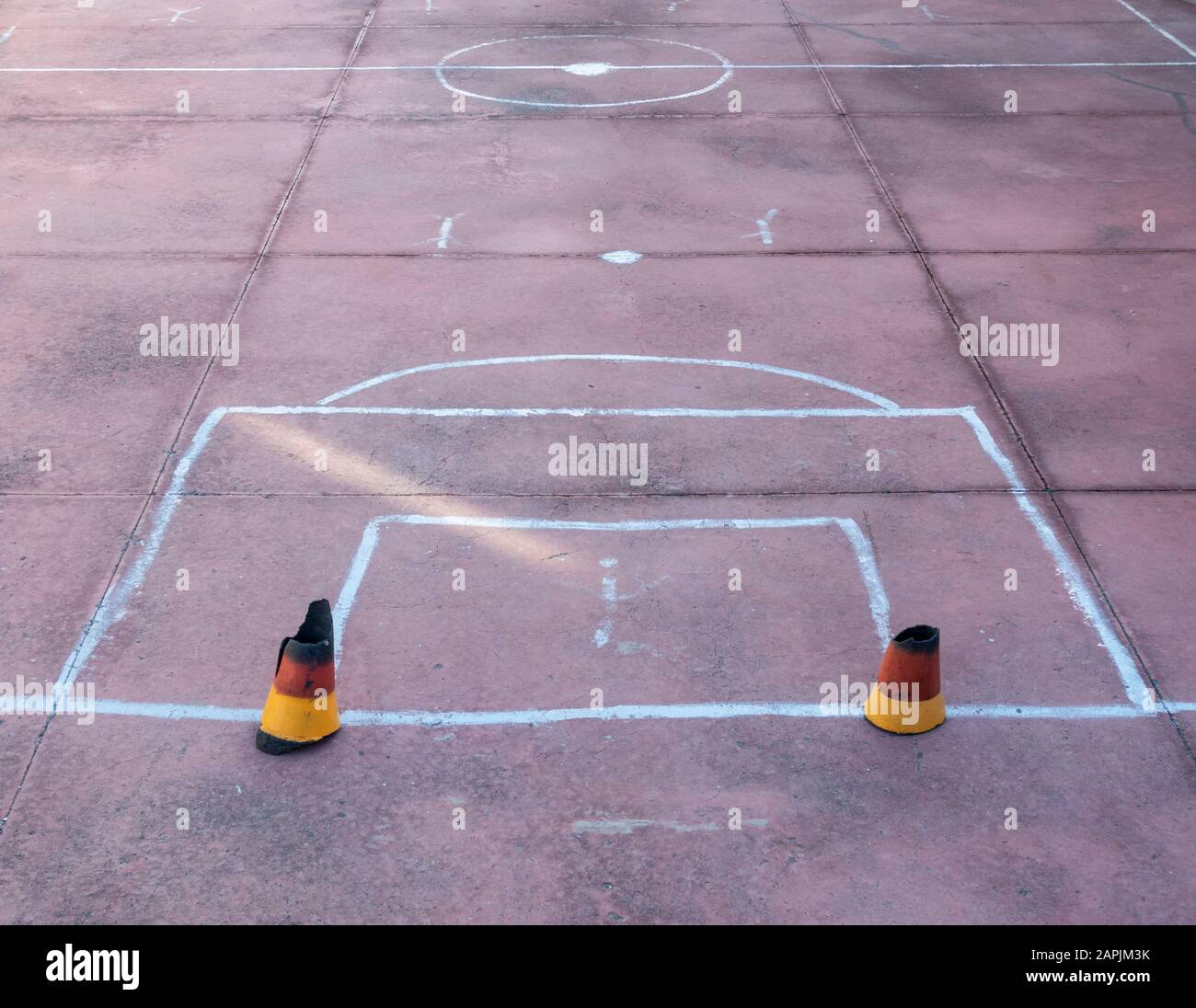 Fußballplatz auf Fundamenten des abgerissenen Gebäudes gemalt. Stockfoto