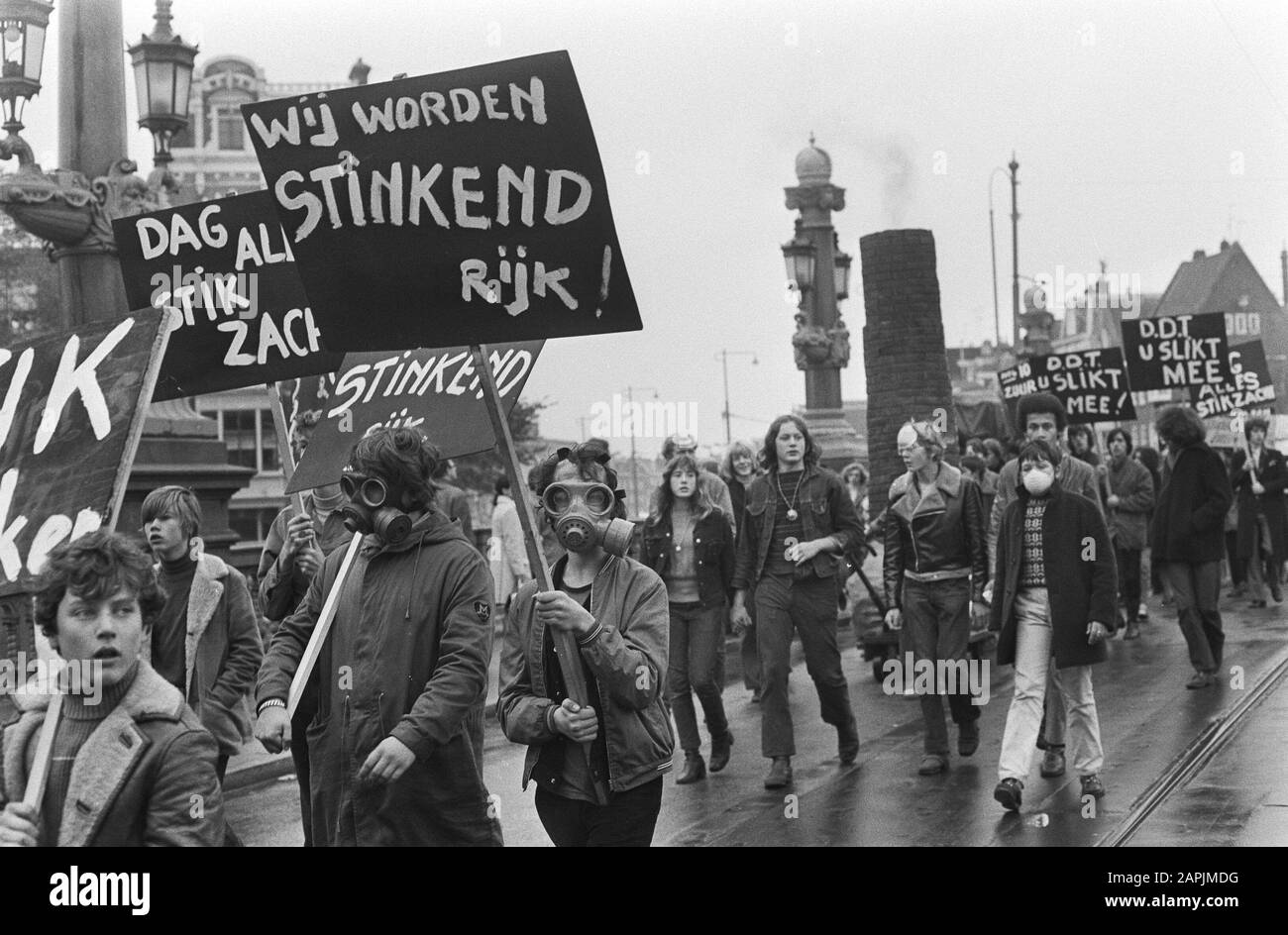 Demonstration gegen Luftverschmutzung durch Action Strohalm in Amsterdam; Demonstranten mit Gasmasken Datum: 24. Oktober 1970 Ort: Amsterdam, Noord-Holland Schlüsselwörter: Gasmasken, Demonstranten, Demonstrationen Stockfoto