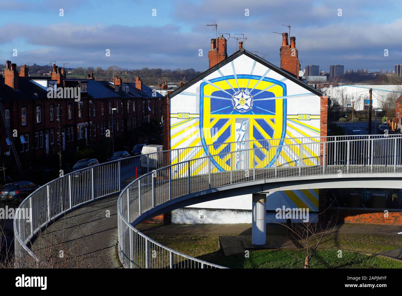 Ein riesiges Wandbild wurde auf das Ende einer Zeile zurück zu Reihenhaus zurück Häuser in Leeds lackiert 100 Jahre Leeds United Football Club. Stockfoto