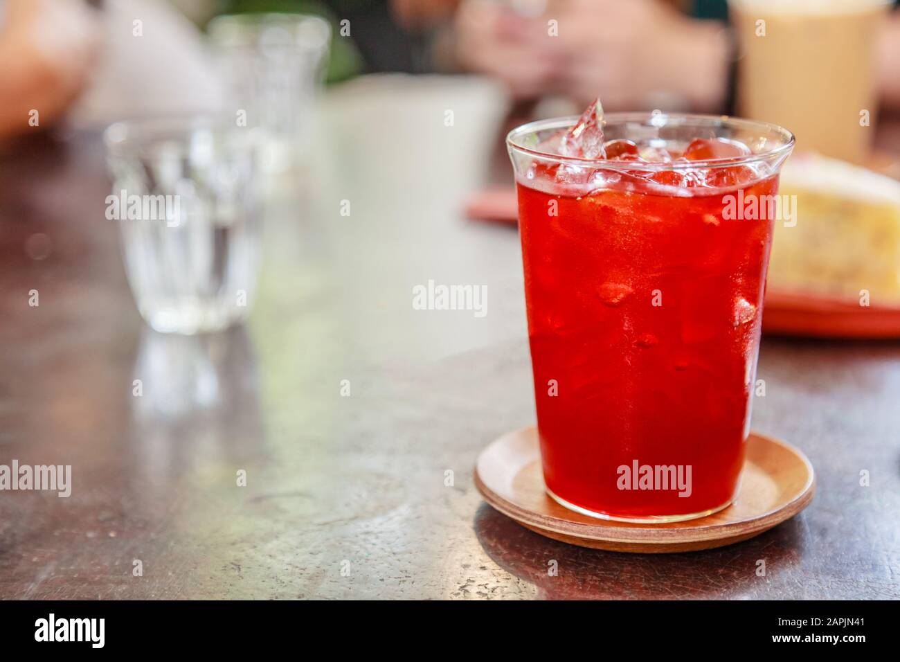 Selektiver, Konzentrierter Thai-Tee, Erfrischendes alkoholfreies Getränk, um den Durst mit süßem Aroma aus Kalk und kühlendem Geschmack zu beseitigen. Farbenfrohes Traditionelles Asiatisches Stockfoto