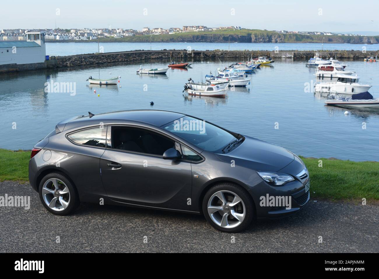 Rückfahrwagen in der Nähe eines Hafens Stockfoto