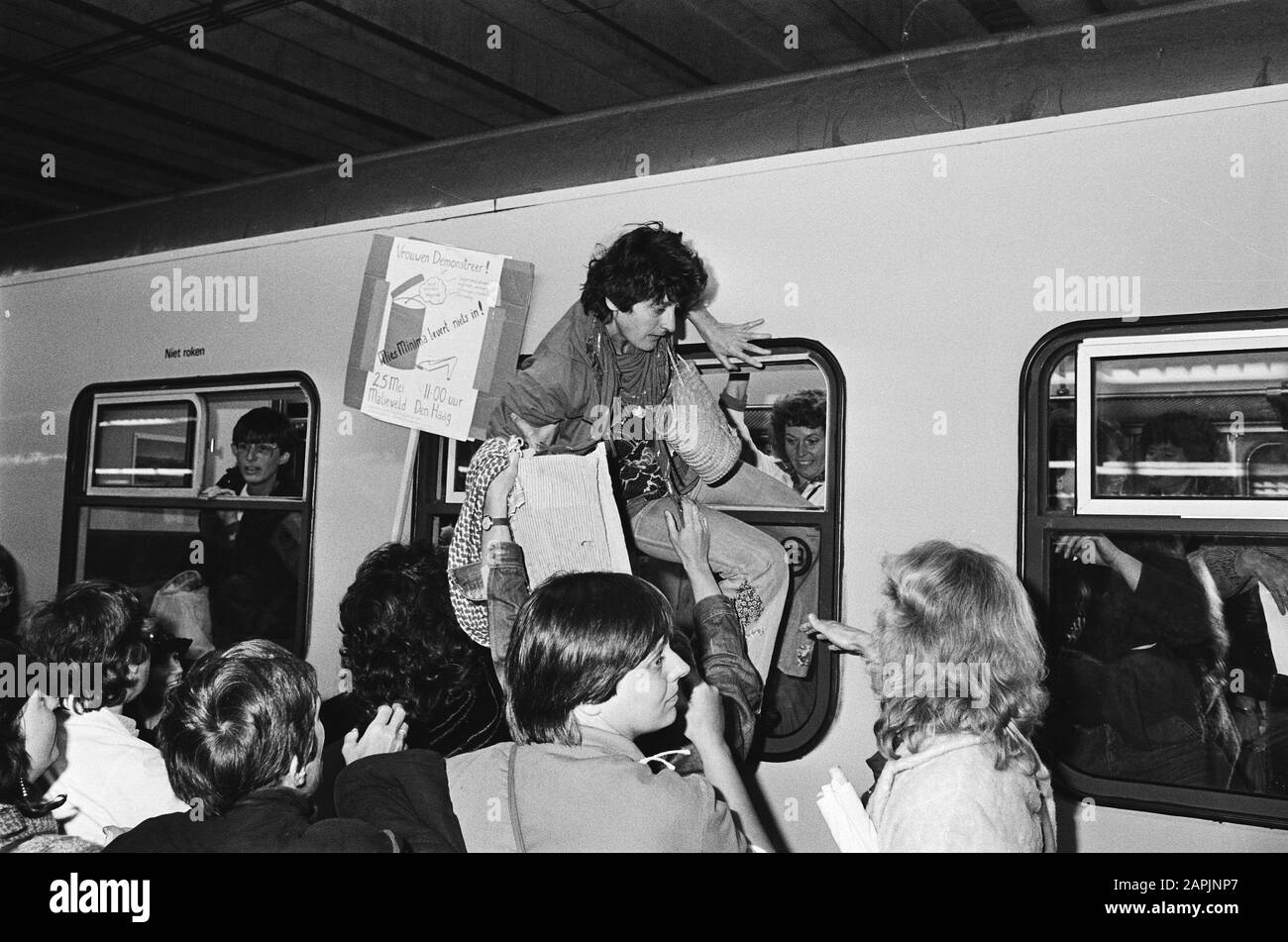 Demonstration gegen die Verschlechterung der Stellung und des Einkommens von Frauen mit Unterstützung in Den Haag Datum: 25. Mai 1982 Standort: Den Haag, Zuid-Holland Schlüsselwörter: Demonstration, EINKOMMEN, Frauen Stockfoto