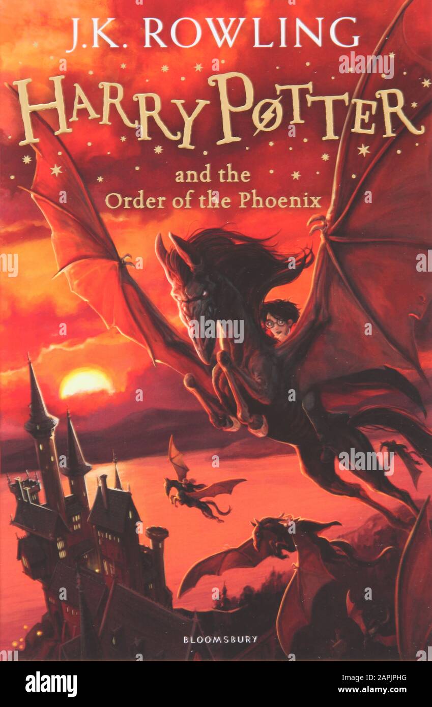 Das Buch Harry Potter und der Orden des Phönix von J.K. Rowling  Stockfotografie - Alamy