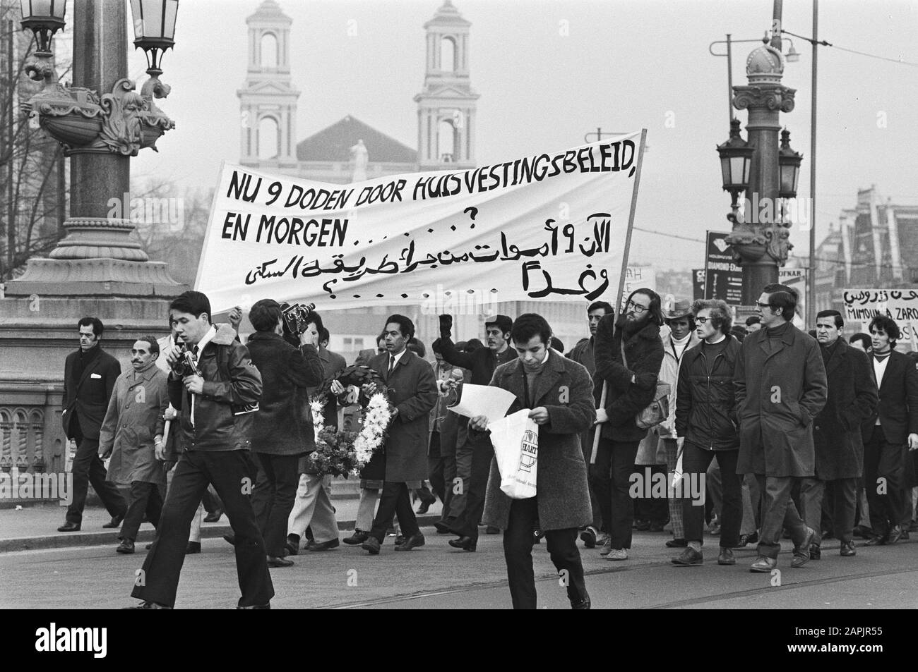 Demonstration hauptsächlich von Einwanderern gegen arme Wohnungseinwanderungsarbeiter in Amsterdam Datum: 12. Dezember 1970 Standort: Amsterdam, Noord-Holland Schlüsselwörter: Gastarbeiter, Demonstrationen Stockfoto