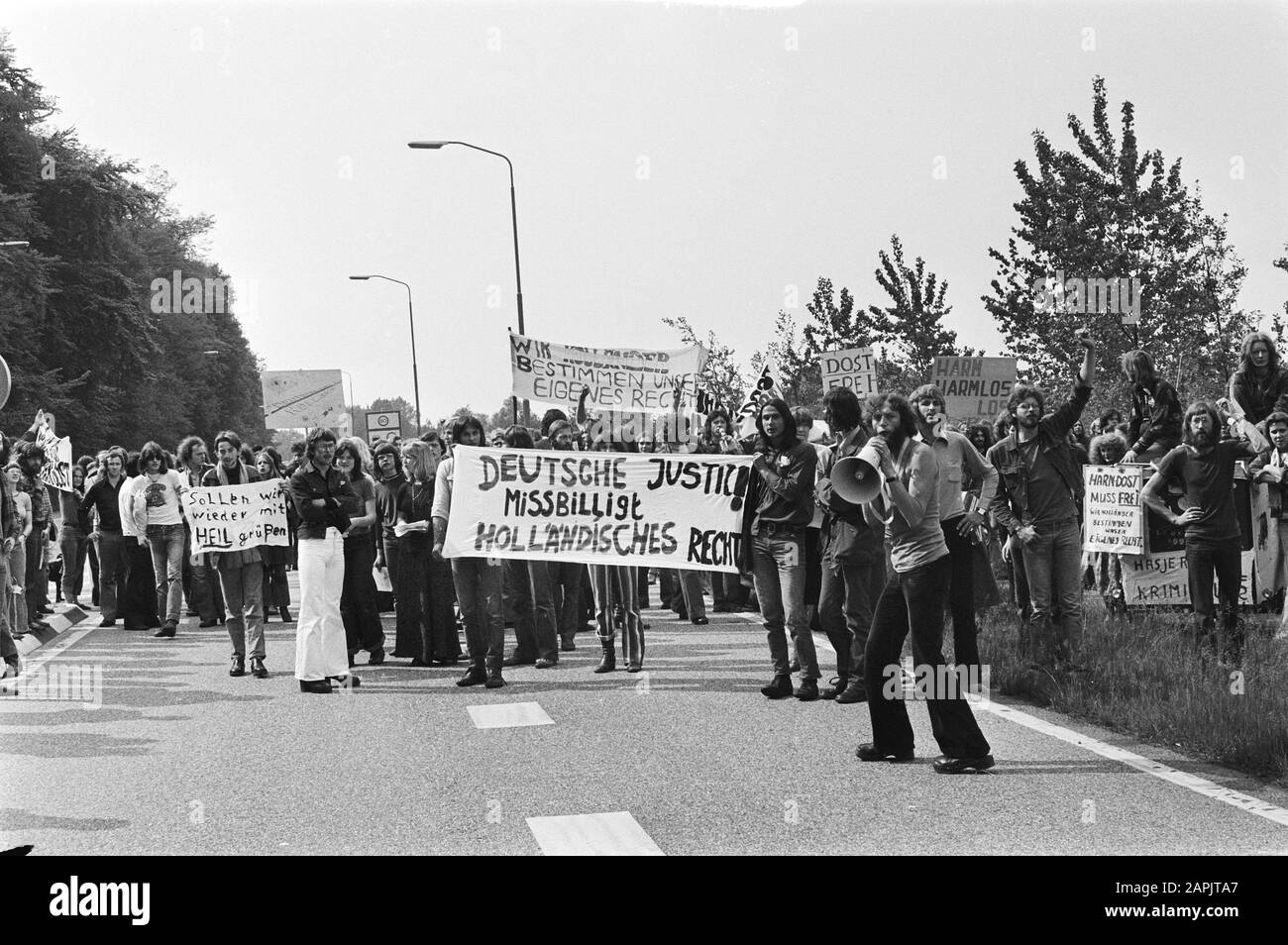 Demonstration für die Freilassung Des In Westdeutschland verurteilten Schadens am Grenzübergang Demonstranten am 22. Mai 1976 Ort: Beek, Westdeutschland Schlagwörter: Demonstranten, Demonstrationen, Grenzübergänge Personenname: Harm Dost Stockfoto