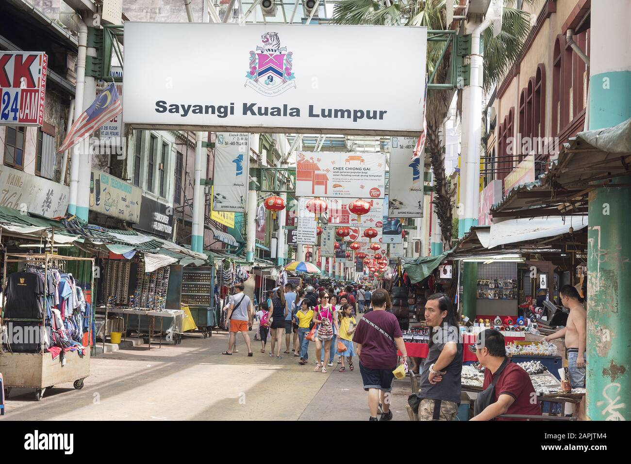 Jalan Petaling Chinatown, Kuala Lumpur, Malaysia: 31. März 2019: Touristen kaufen in der berühmten Petaling Street in Kuala Lumpur. Stockfoto
