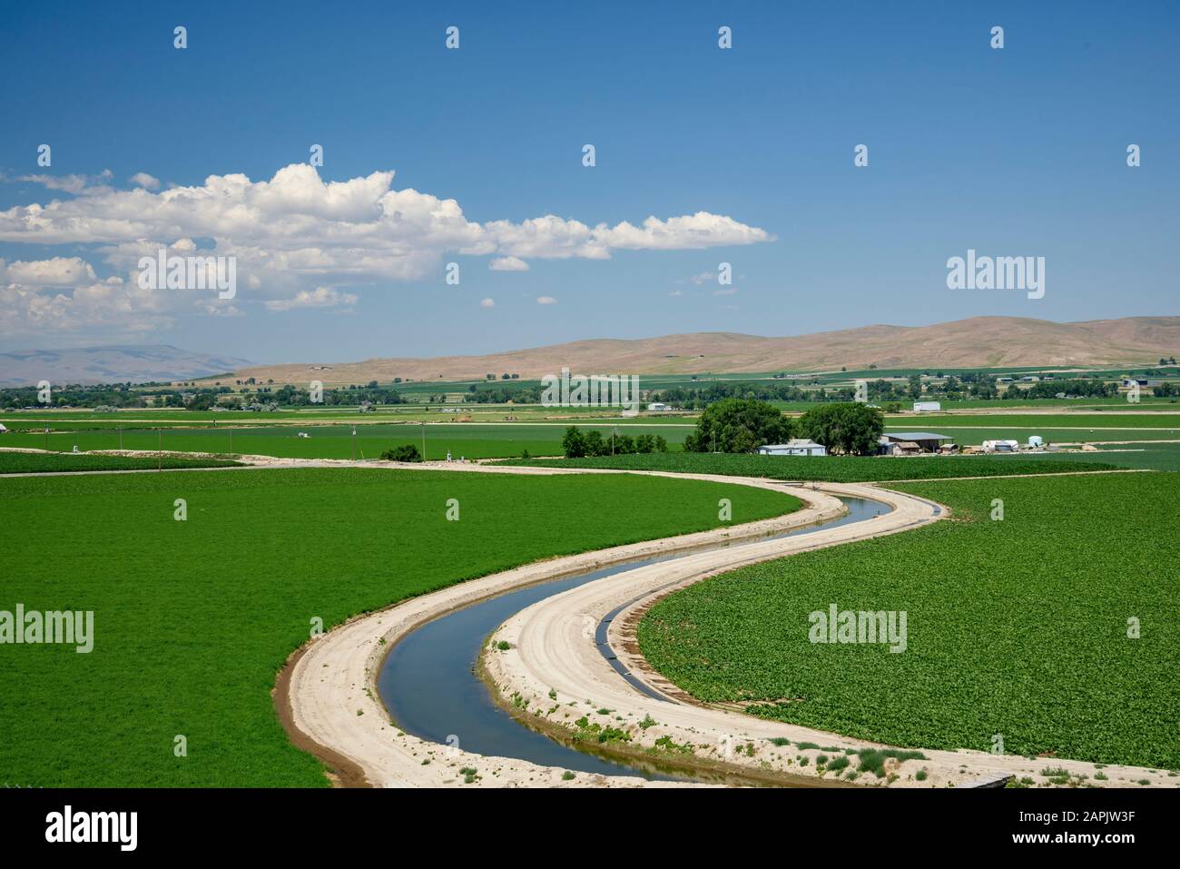 Bewässerungskanal und Farmen im Vale Valley im Osten von Oregon. Stockfoto