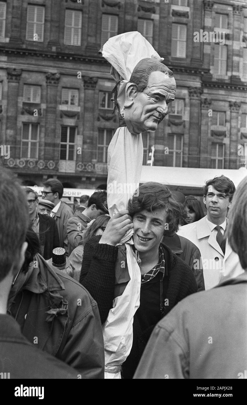 Demonstrationen für Red May 1, ein Pop, der Präsident Johnson präsentiert, wurde beschlagnahmt Datum: 1. Mai 1967 Schlüsselwörter: Demonstrationen persönlicher Name: Johnson, Lyndon B. Stockfoto