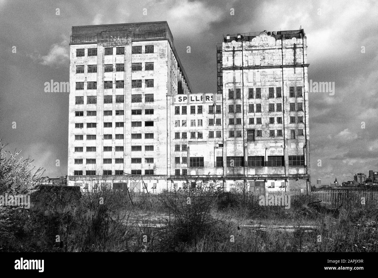 Londoner Schwarzweiß-Stadtfotografie: Millennium Mills, derbe Industriegebäude, Silvertown, Royal Docks, London, Großbritannien. Stockfoto