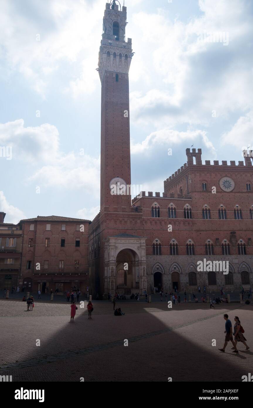 Siena, ITALIEN, 17. September 2019 Campo-Platz (Piazza del Campo), Palazzo Pubblico und Mangia-Turm (Torre del Mangia) in Siena, Toskana, Italien. Stockfoto