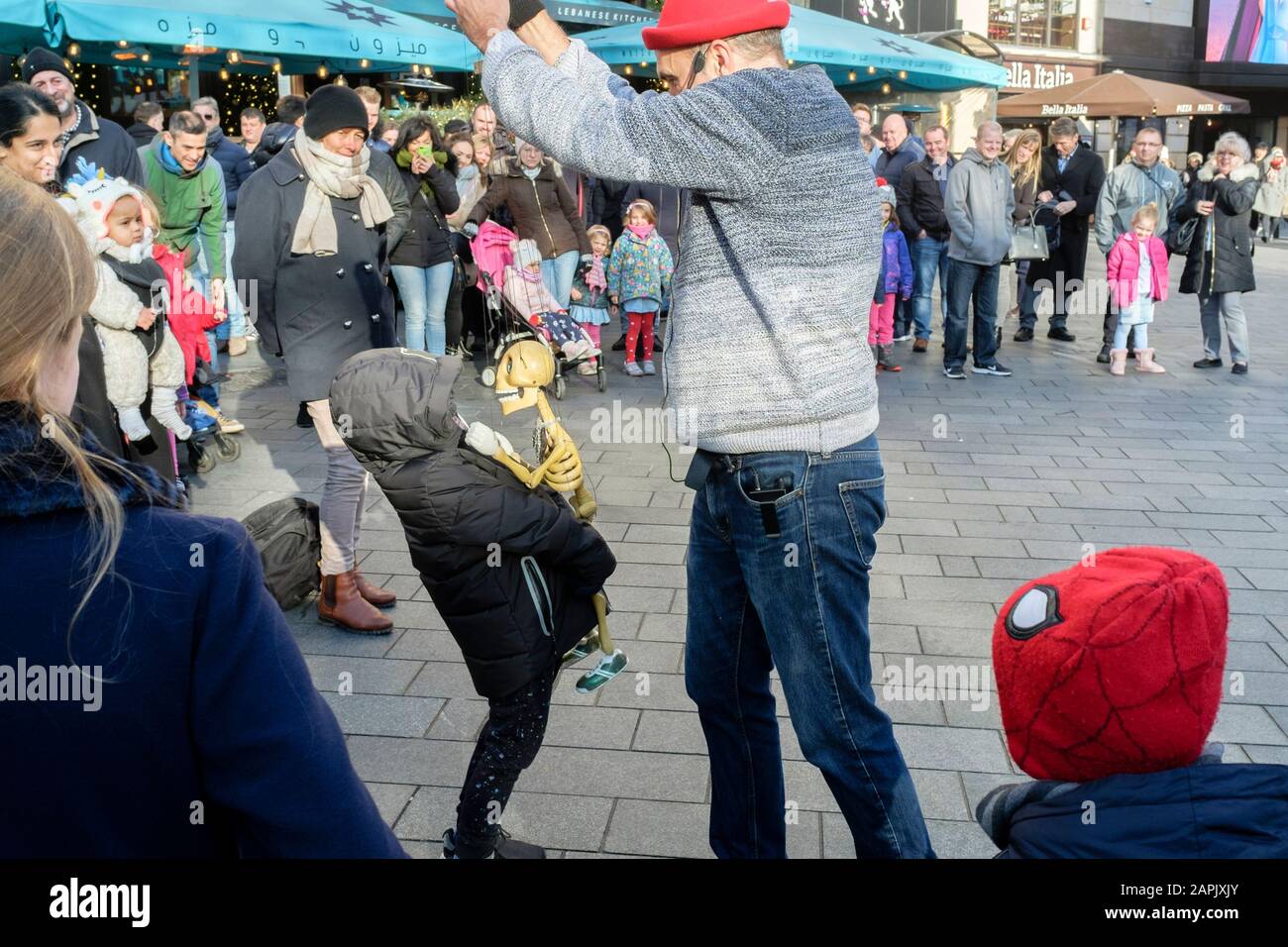 Puppenspieler unterhält eine Menschenmenge, die sich auf dem Leicester Square, London, Großbritannien, versammelt Stockfoto